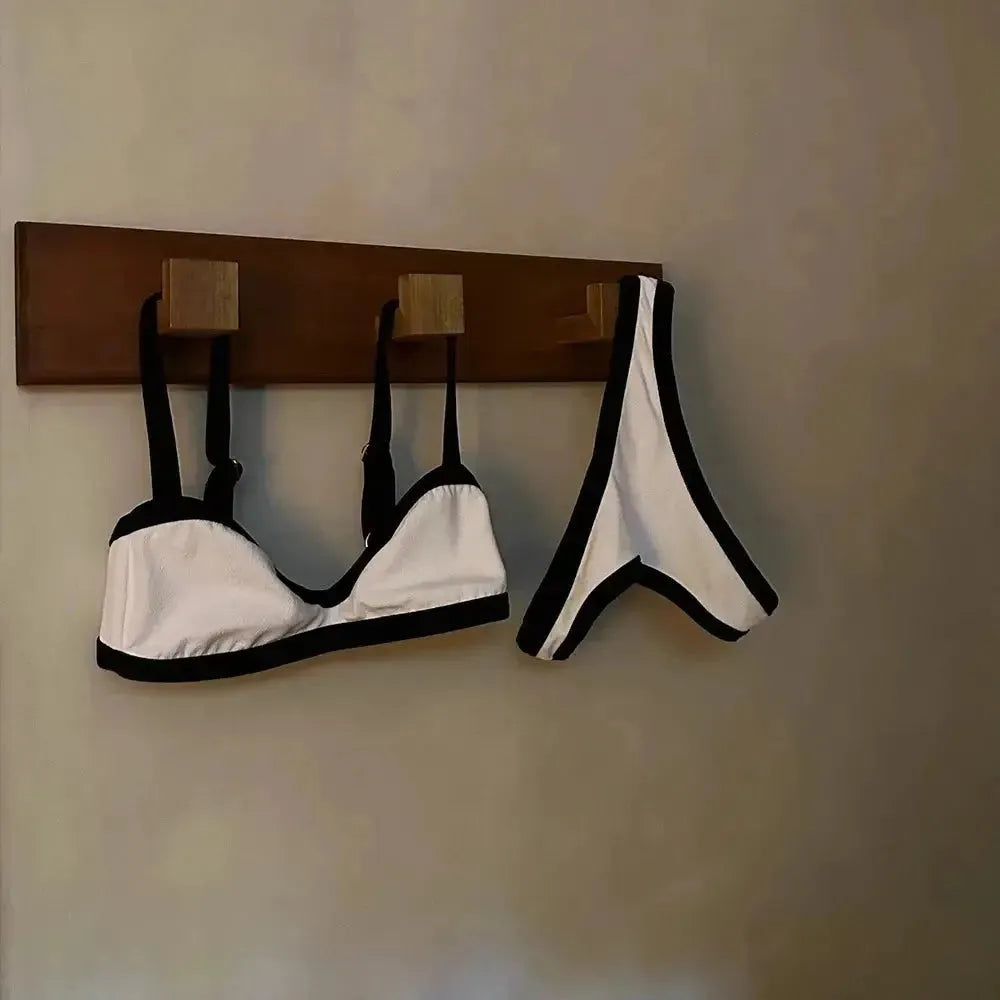 Biquini-Feminino-Opulence-Elegante-com-Detalhes-Contrastantes-4