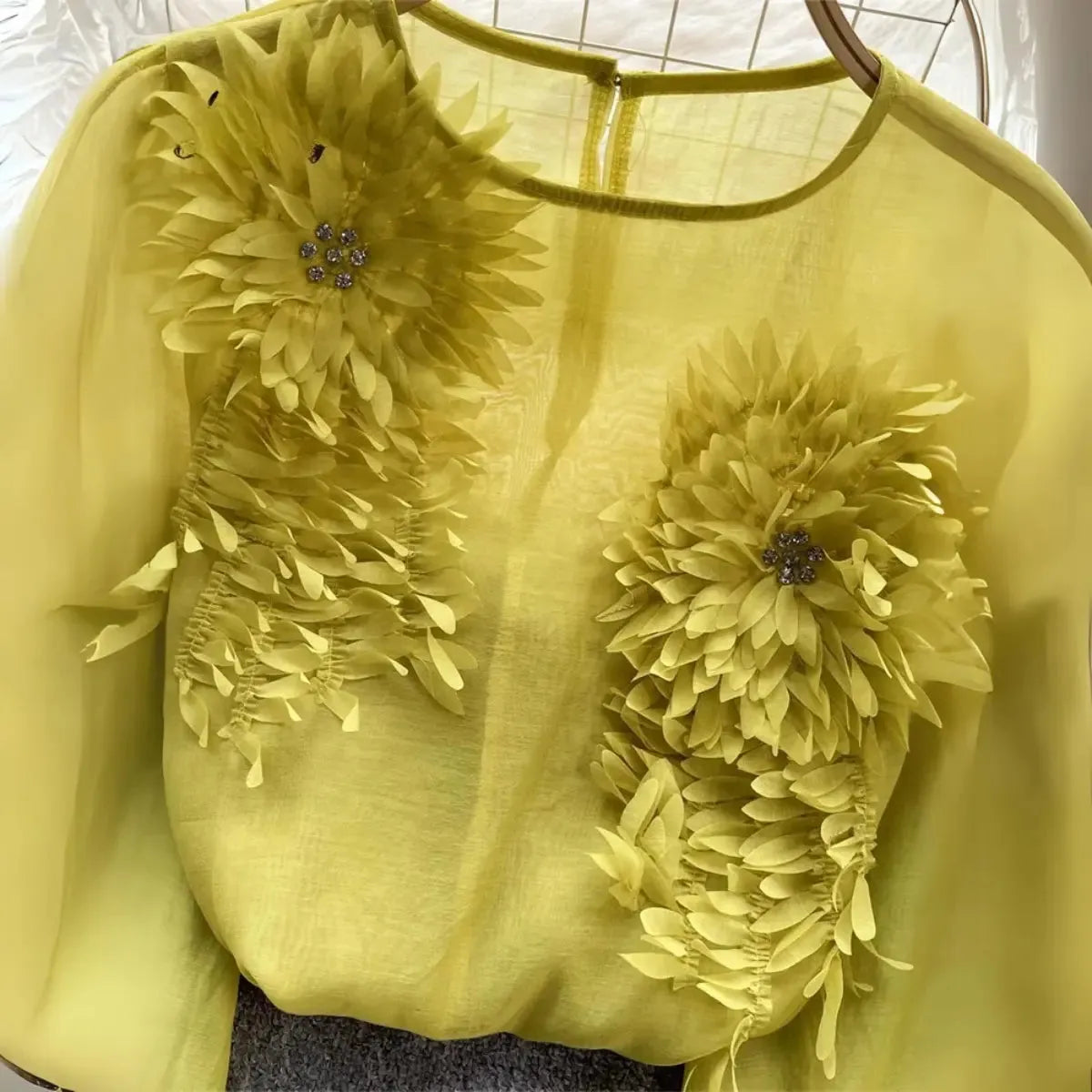 Blusa-Feminina-Manga-Longa-com-Flores-Elegantes-Amarela-3