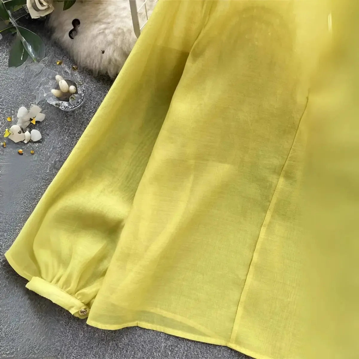 Blusa-Feminina-Manga-Longa-com-Flores-Elegantes-Amarela-6