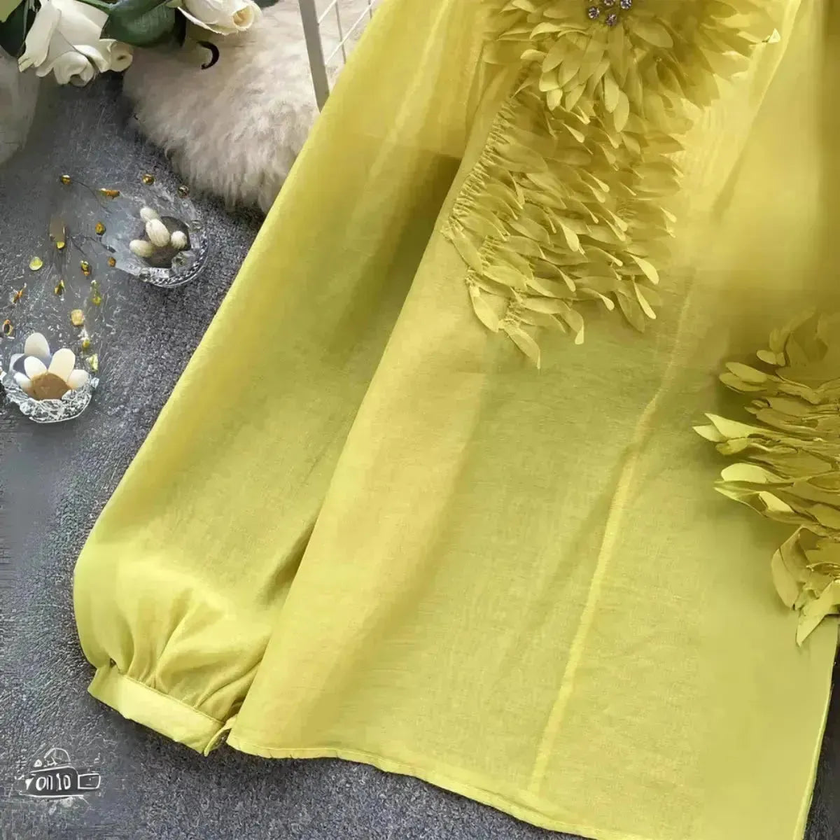 Blusa-Feminina-Manga-Longa-com-Flores-Elegantes-Amarela-8