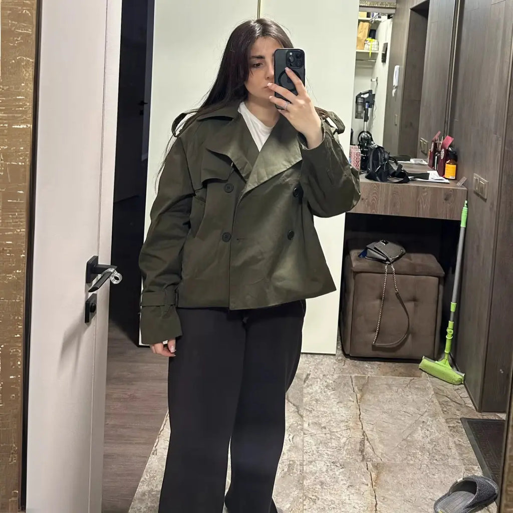 Trench-Coat-Feminino-Elegance-Supreme-Verde-com-Botoes-Duplos-e-Bolsos-2